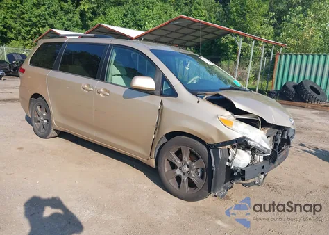 2013 Toyota Sienna Le 7 Passenger z USA, uszkodzony, nr VIN 5TDJK3DC0DS055586